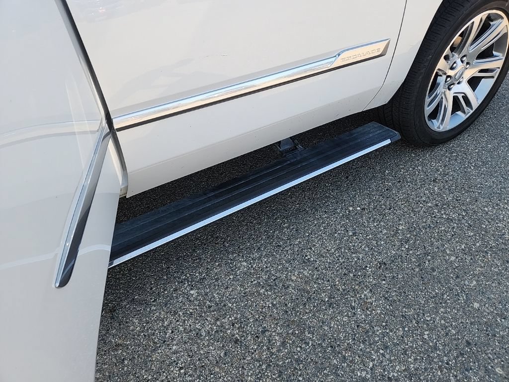 Certified 2018 Cadillac Escalade Premium Luxury AWD/4WD image 46