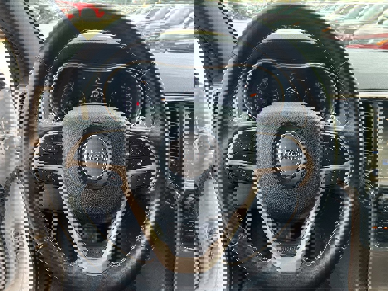 Used 2017 Jeep Grand Cherokee Limited w/ Luxury Group II image 10