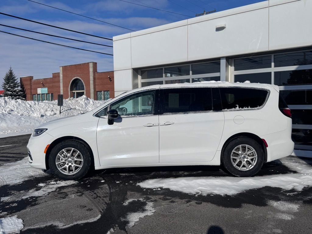 Used 2024 Chrysler Pacifica Touring-L video 2