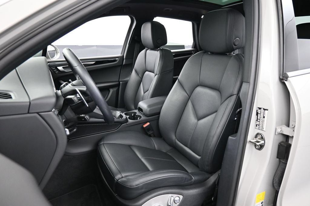 Certified 2023 Porsche Macan Turbo AWD/4WD image 5