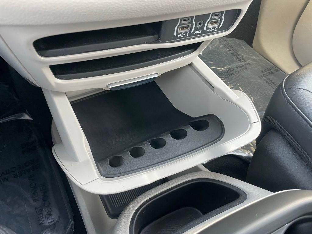 Used 2024 Chrysler Pacifica Select image 15