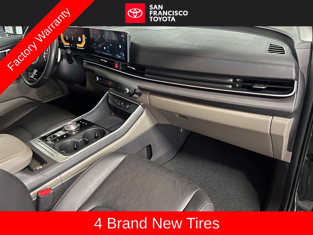 Used 2025 Kia Carnival EX FWD image 23