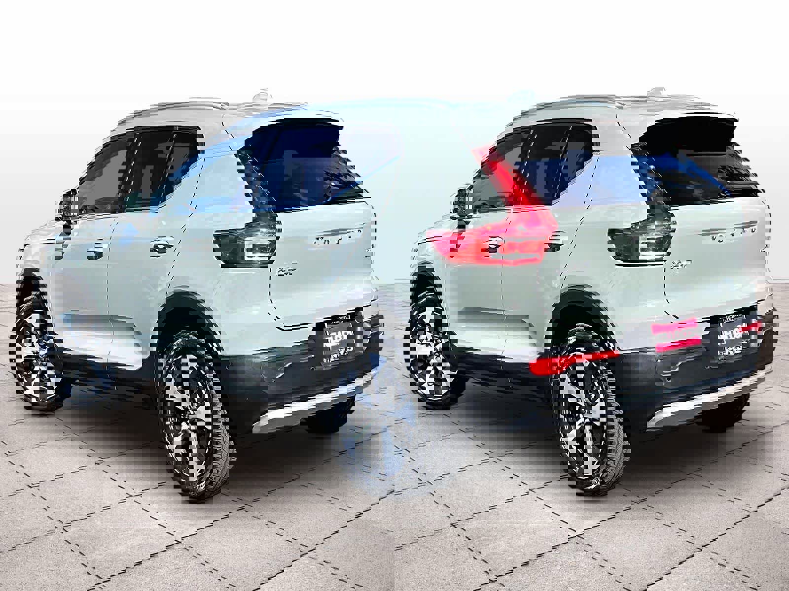 Used 2025 Volvo XC40 B5 Plus image 15