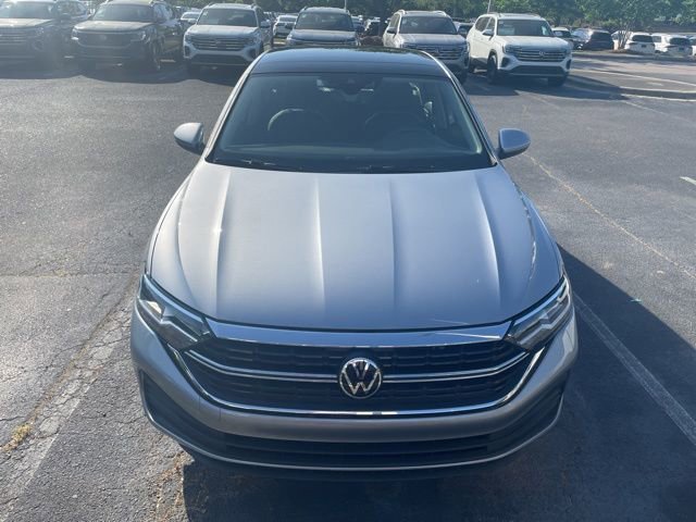 Used 2022 Volkswagen Jetta SE image 2