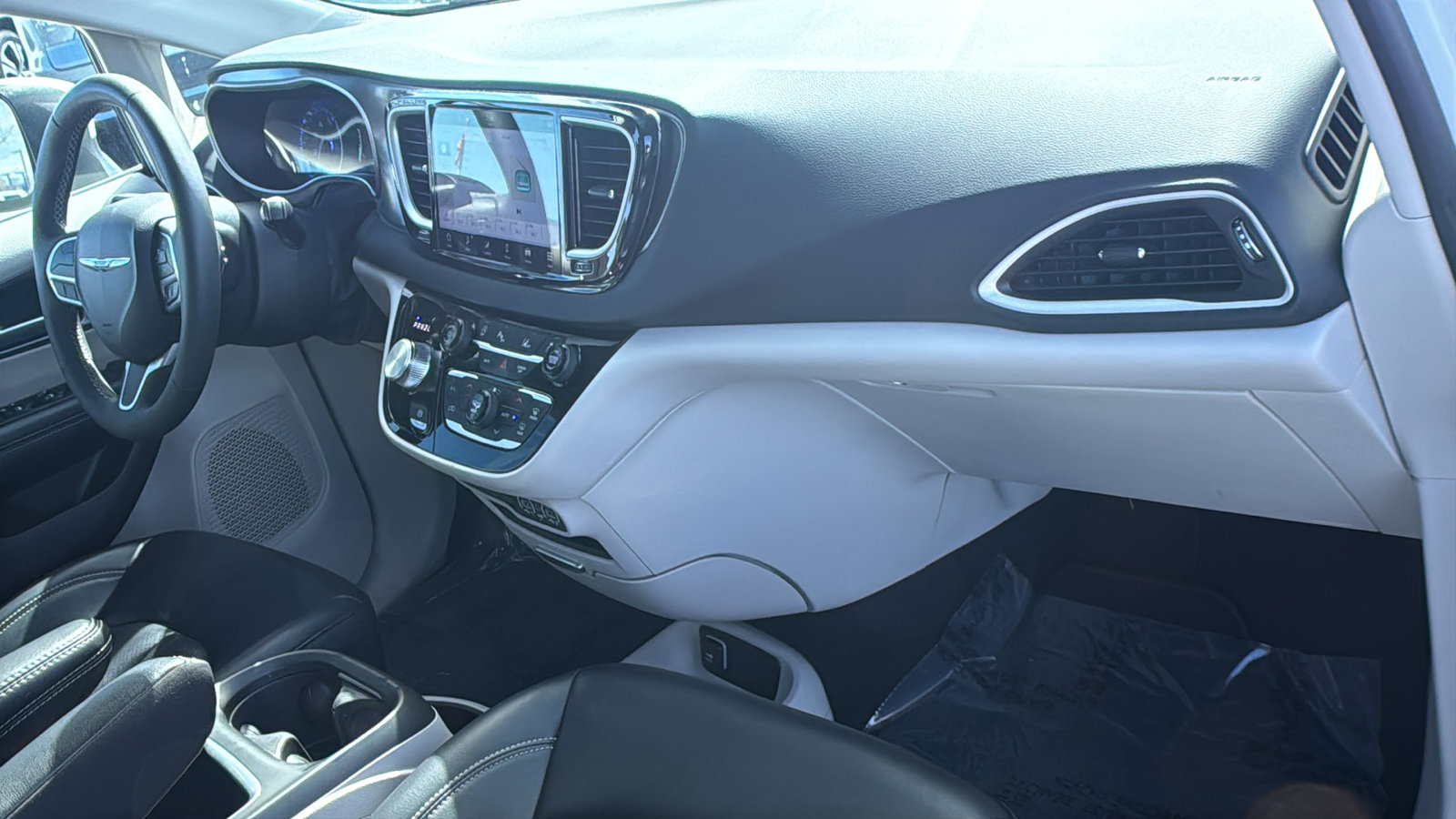 Used 2023 Chrysler Pacifica Touring-L image 12