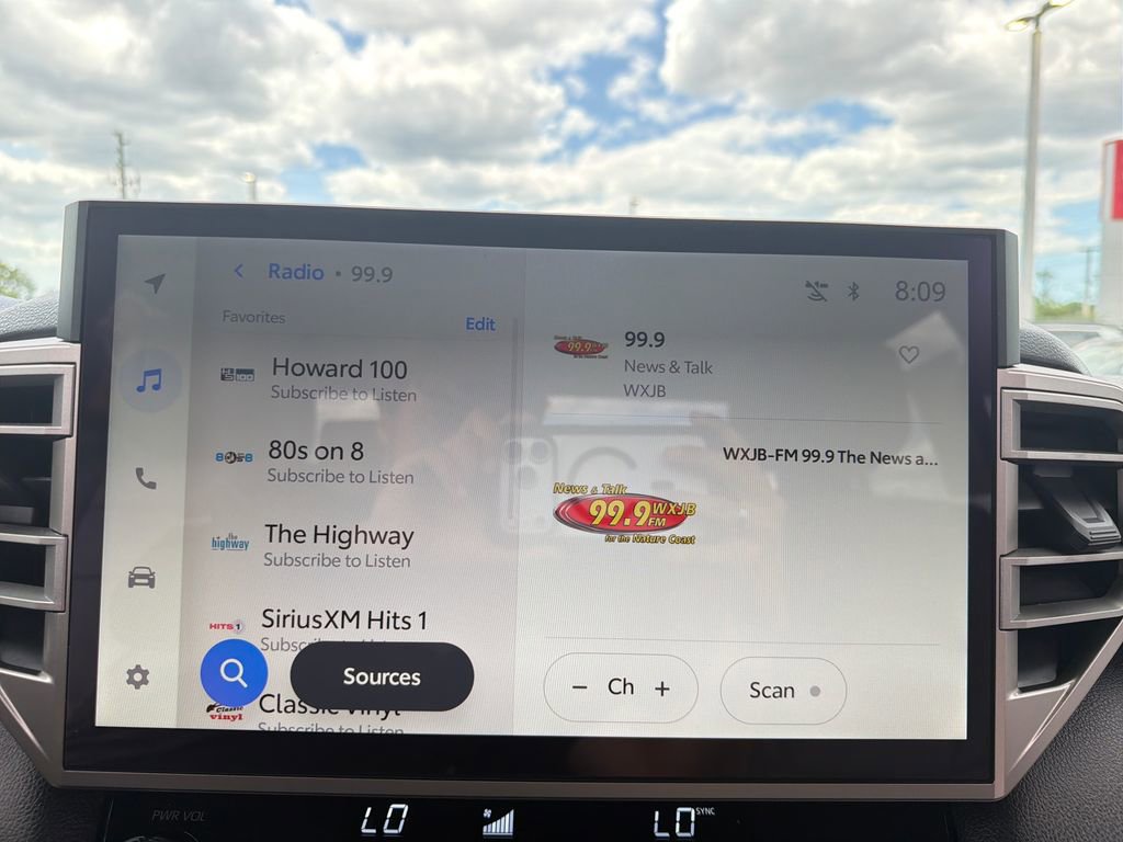 Used 2025 Toyota Tundra Limited AWD/4WD image 32