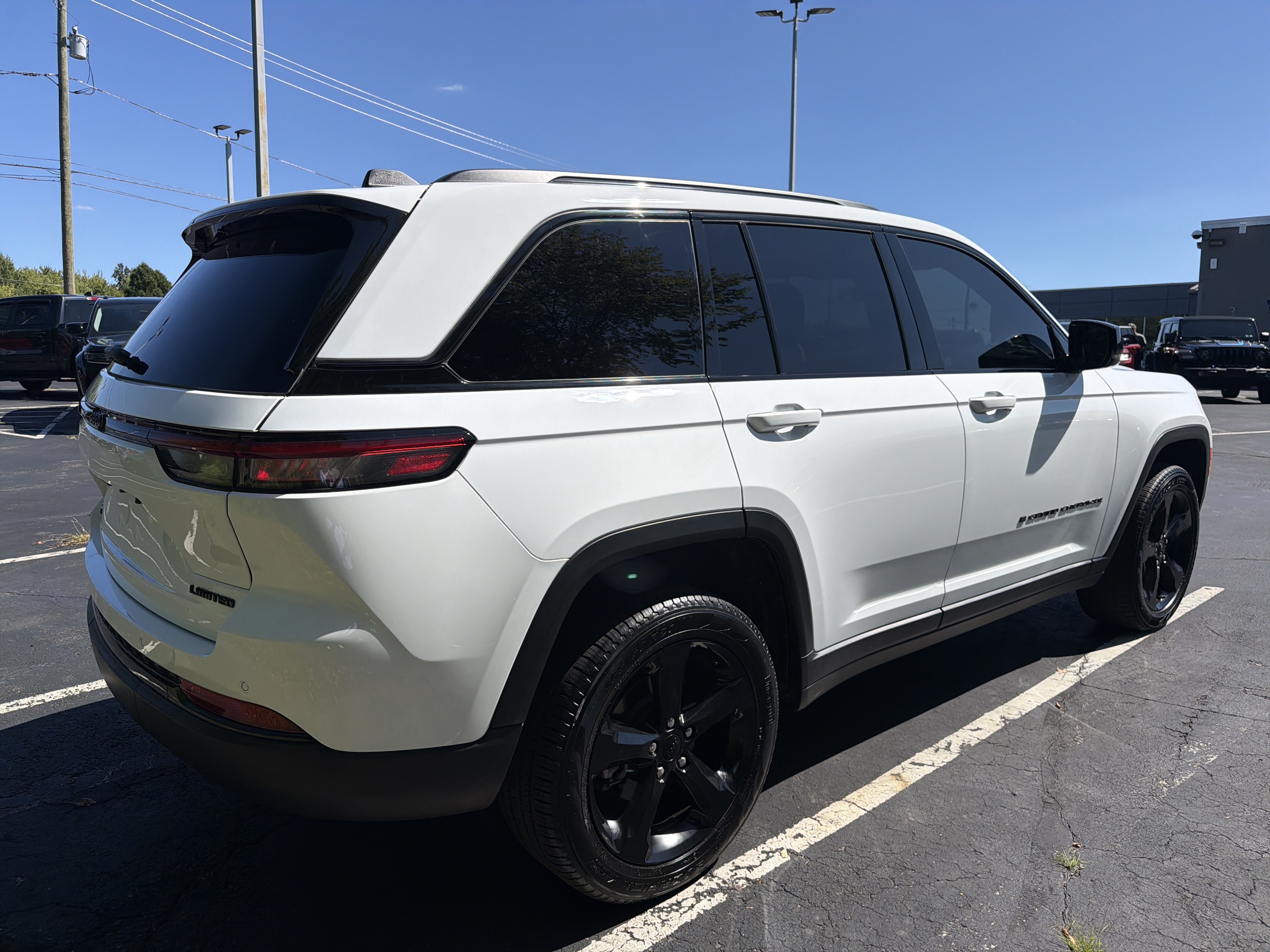 Used 2025 Jeep Grand Cherokee Limited w/ Black Appearance Package AWD/4WD image 8