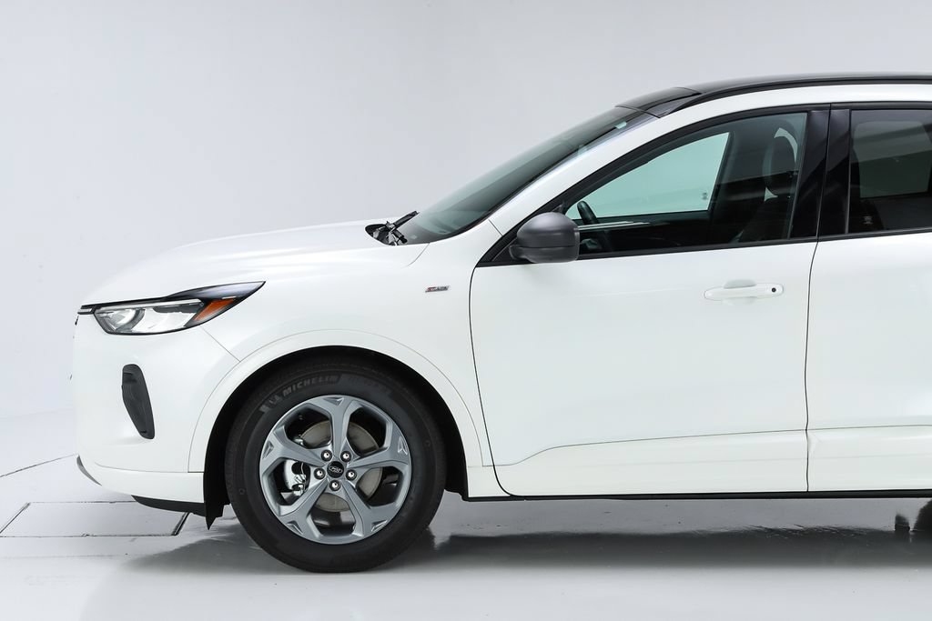 Used 2023 Ford Escape ST-Line w/ Tech Pack #1 FWD image 4