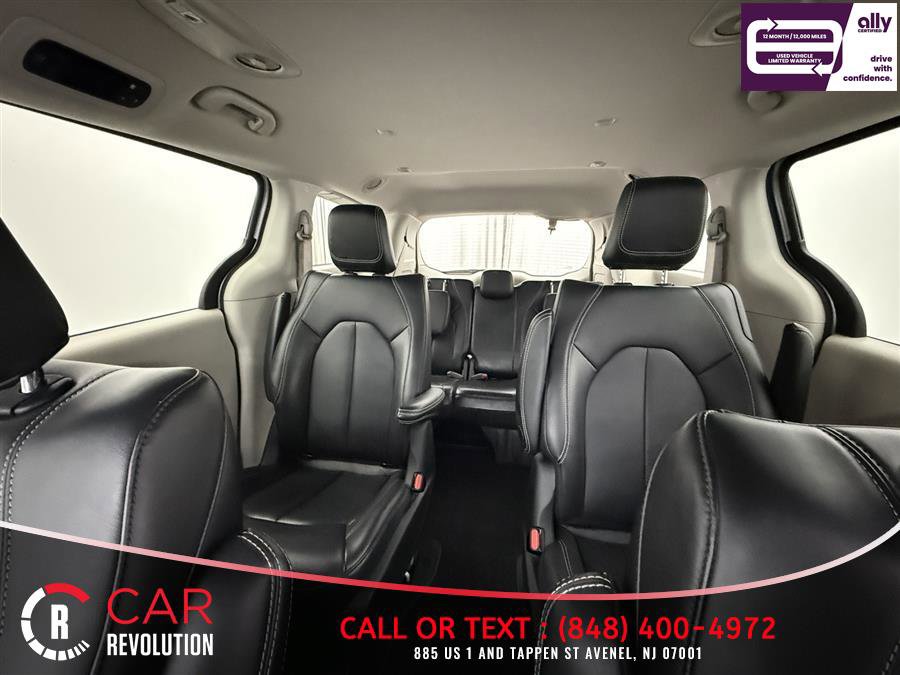 Used 2023 Chrysler Pacifica Touring-L FWD image 15