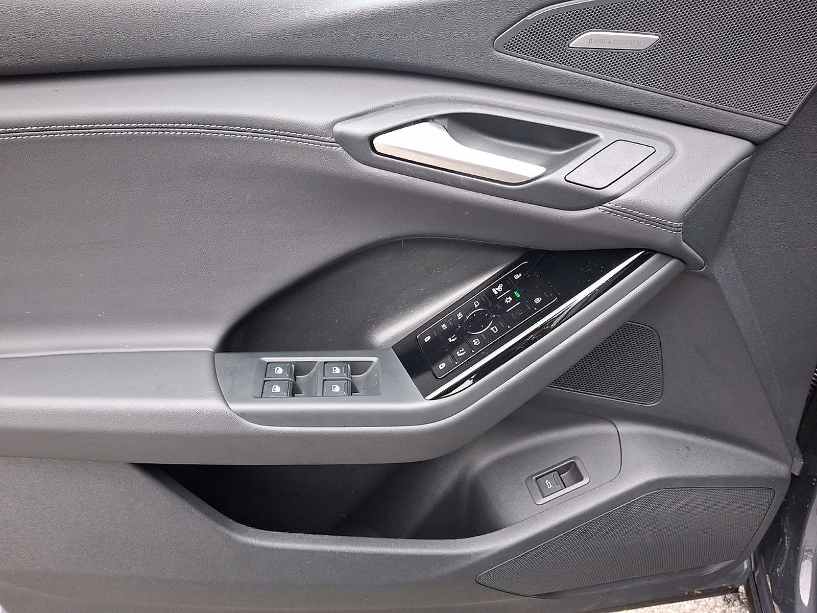 Used 2025 Audi Q6 e-tron Premium Plus image 19