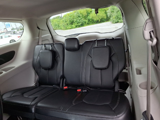 Used 2024 Chrysler Pacifica Touring-L FWD image 11
