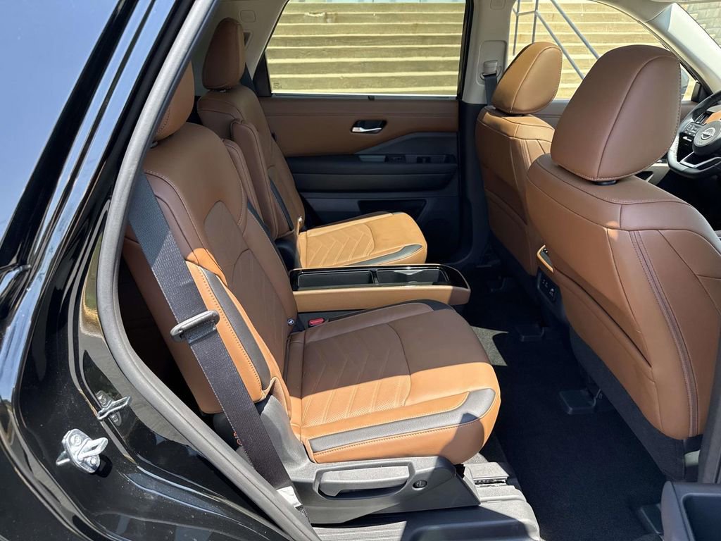 Used 2025 Nissan Pathfinder Platinum AWD/4WD image 11
