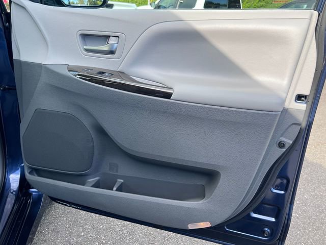 Used 2020 Toyota Sienna XLE w/ XLE Navigation Package image 36