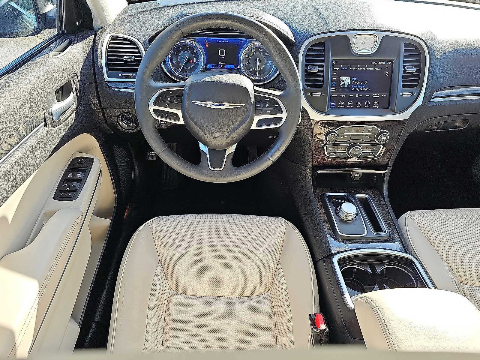 Used 2023 Chrysler 300 Touring L w/ Comfort Group image 12