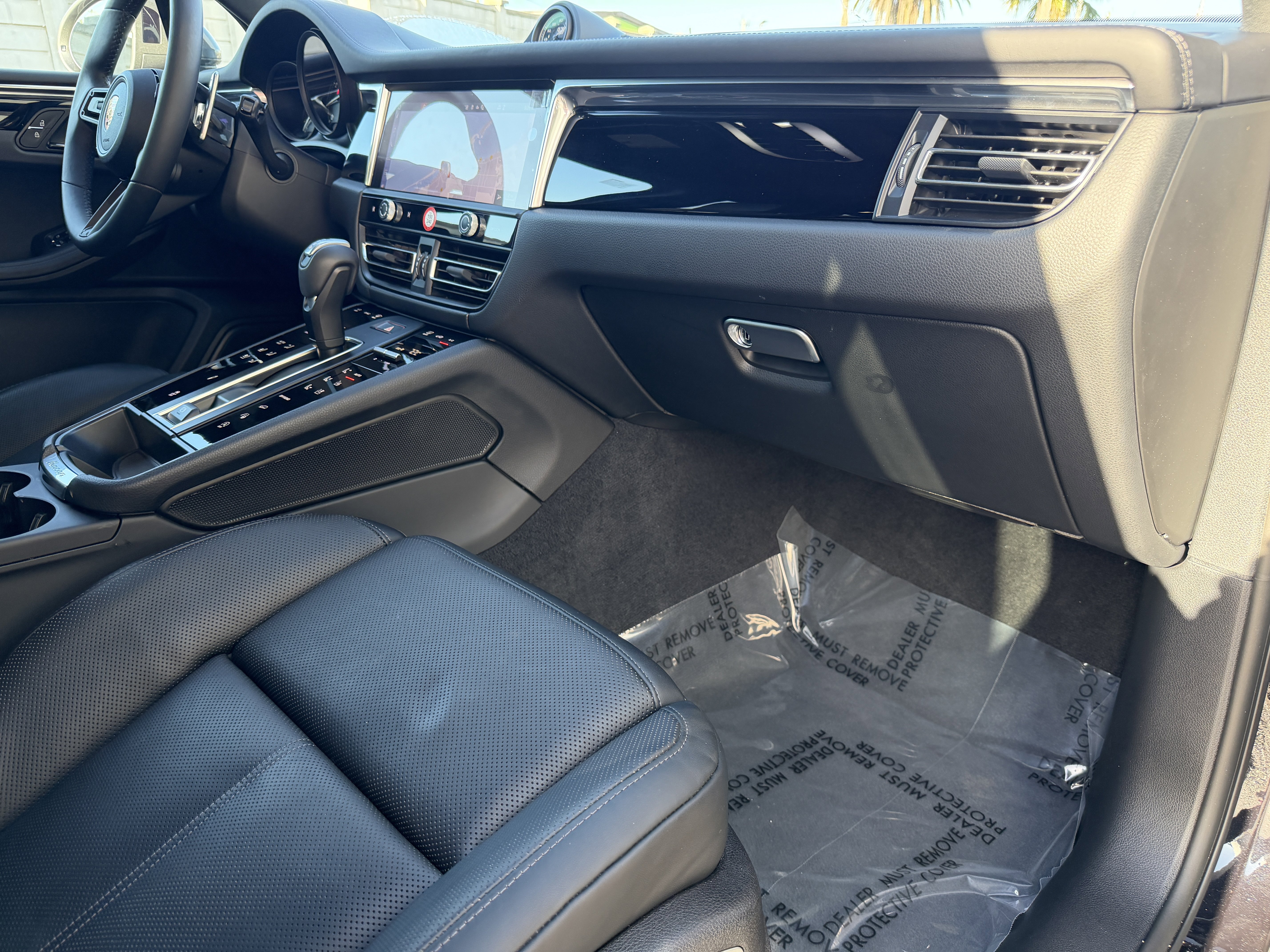 Certified 2025 Porsche Macan Turbo image 17