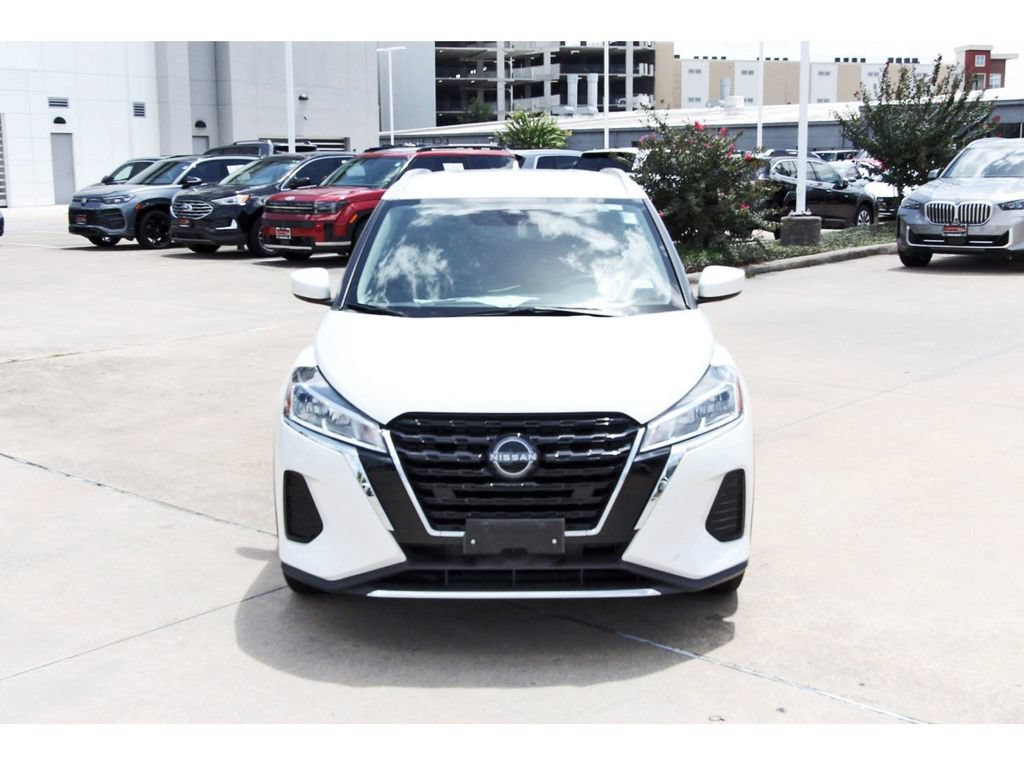 Used 2022 Nissan Kicks SV FWD image 2