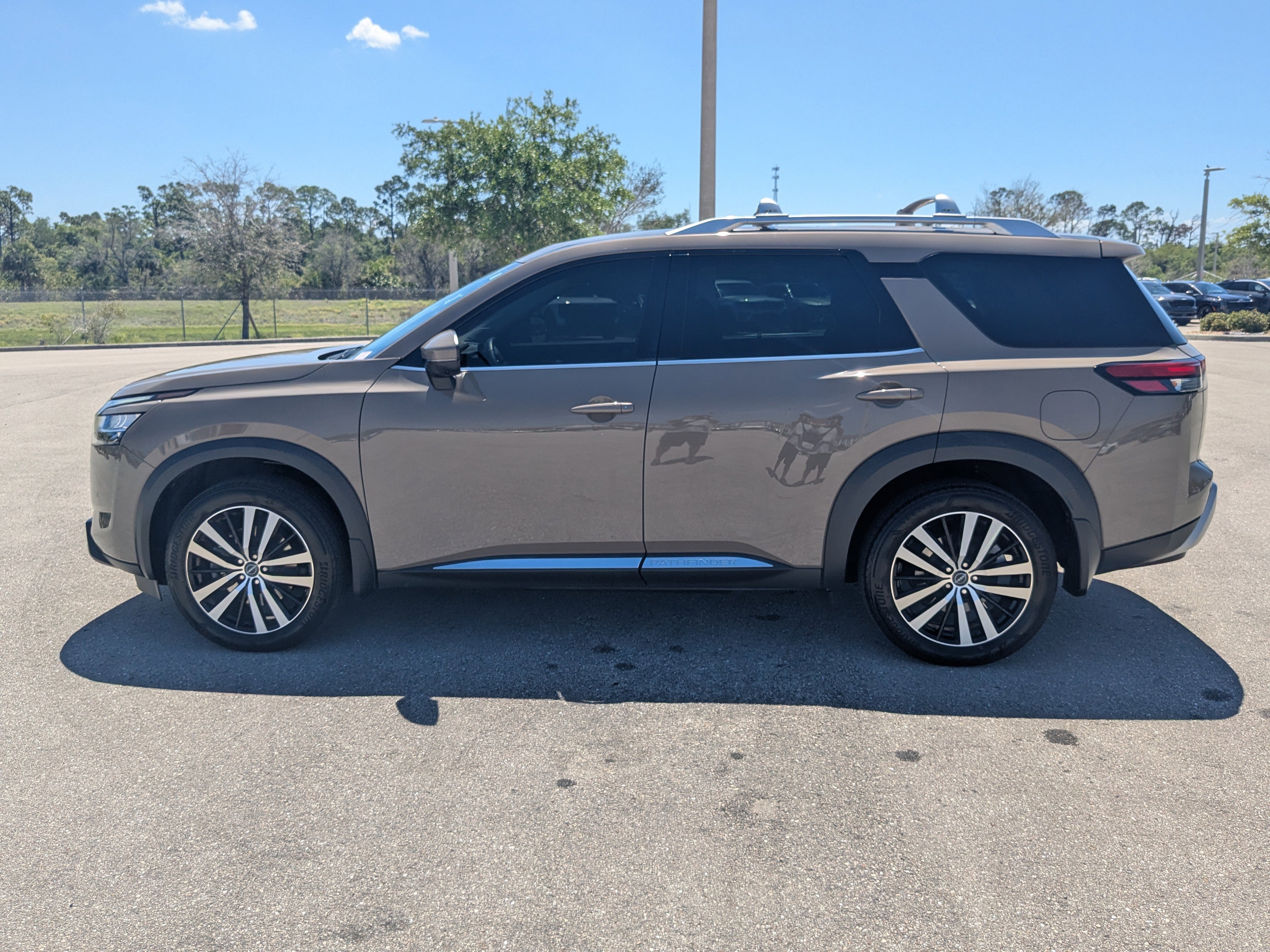 Used 2024 Nissan Pathfinder Platinum FWD image 8