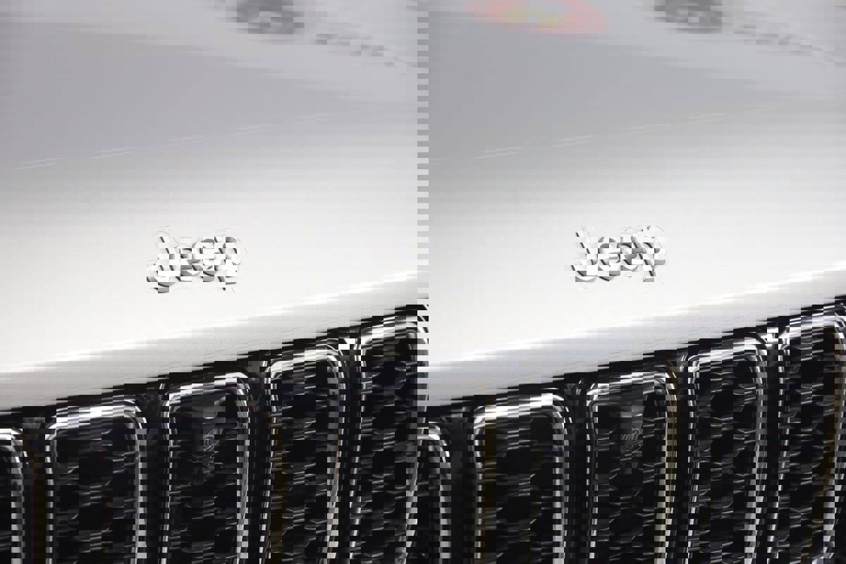 Used 2024 Jeep Grand Cherokee Limited w/ Luxury Tech Group II image 17