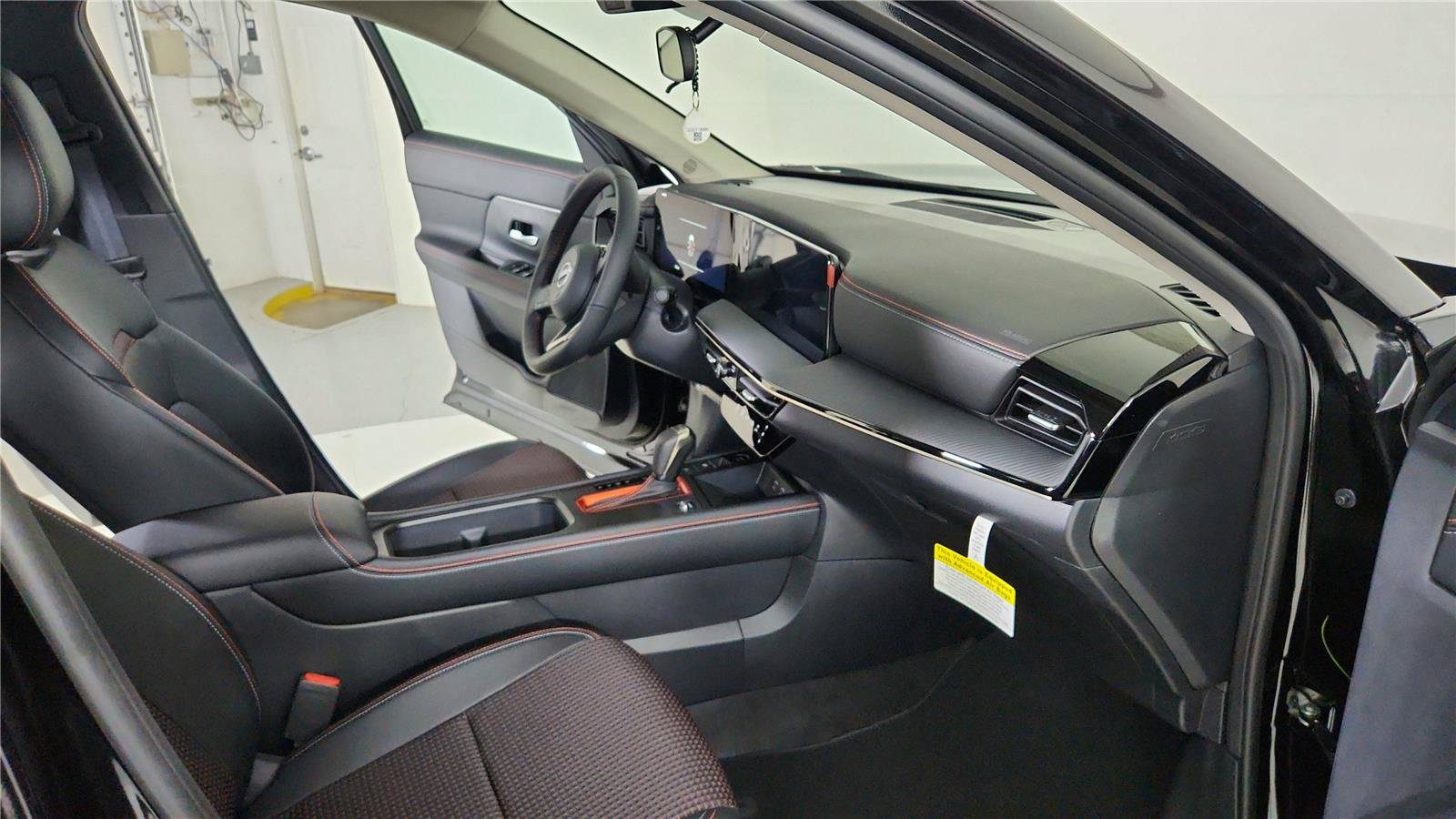 Certified 2025 Nissan Kicks SR FWD image 23