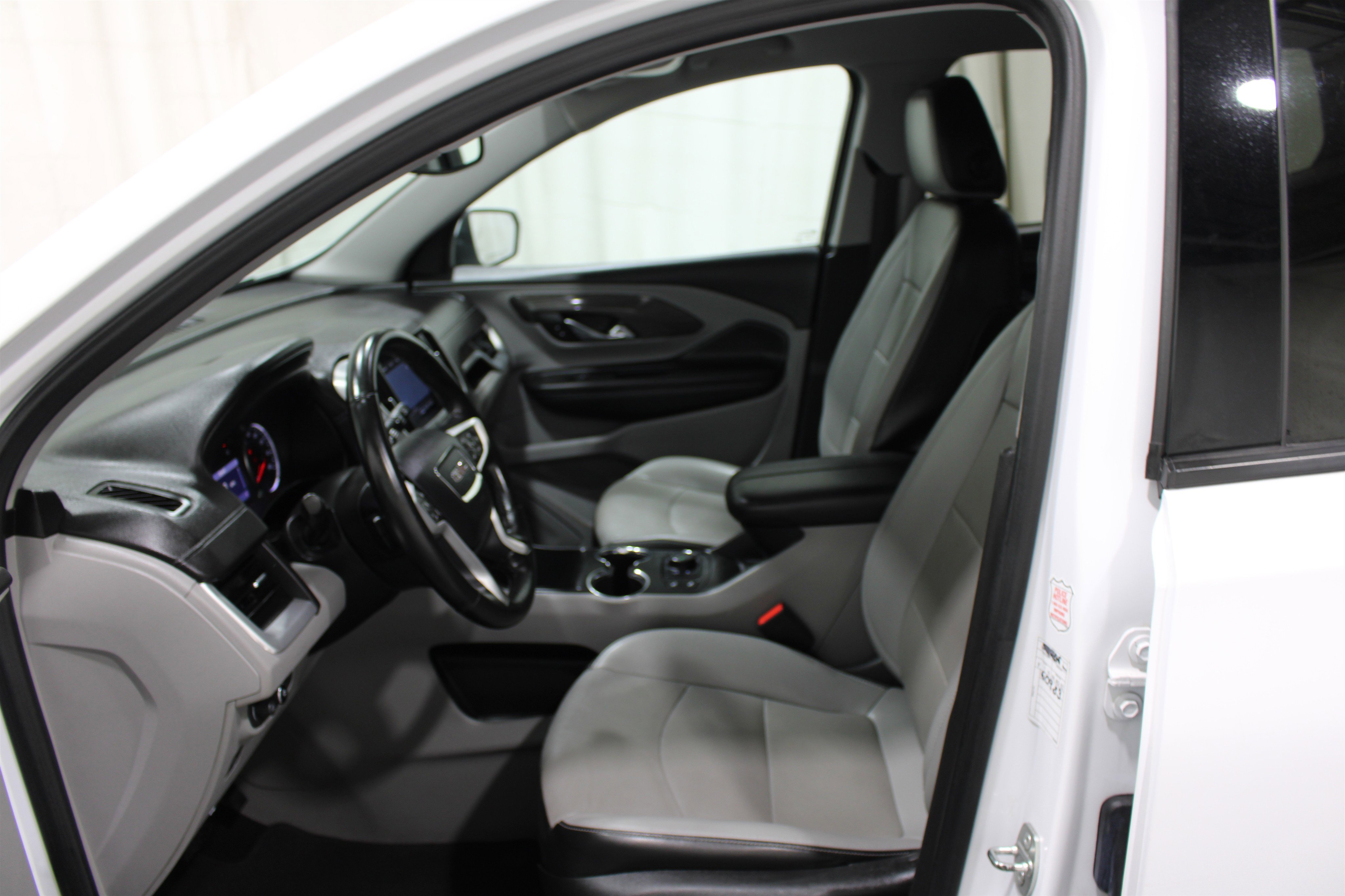Used 2023 GMC Terrain SLT AWD/4WD image 3