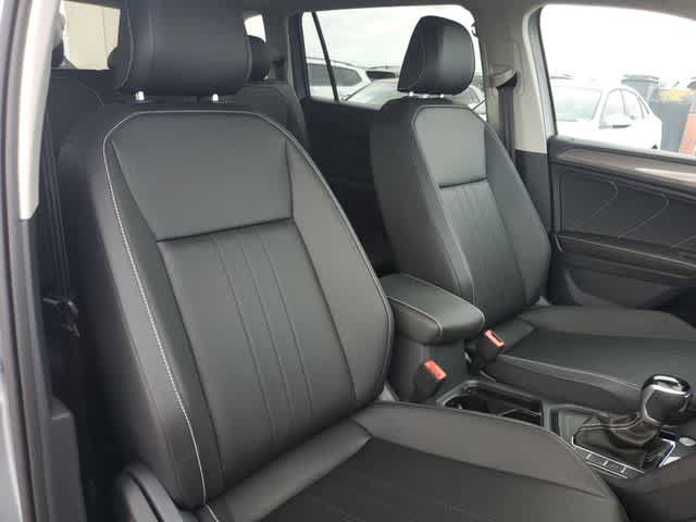 Used 2024 Volkswagen Tiguan SE FWD image 31