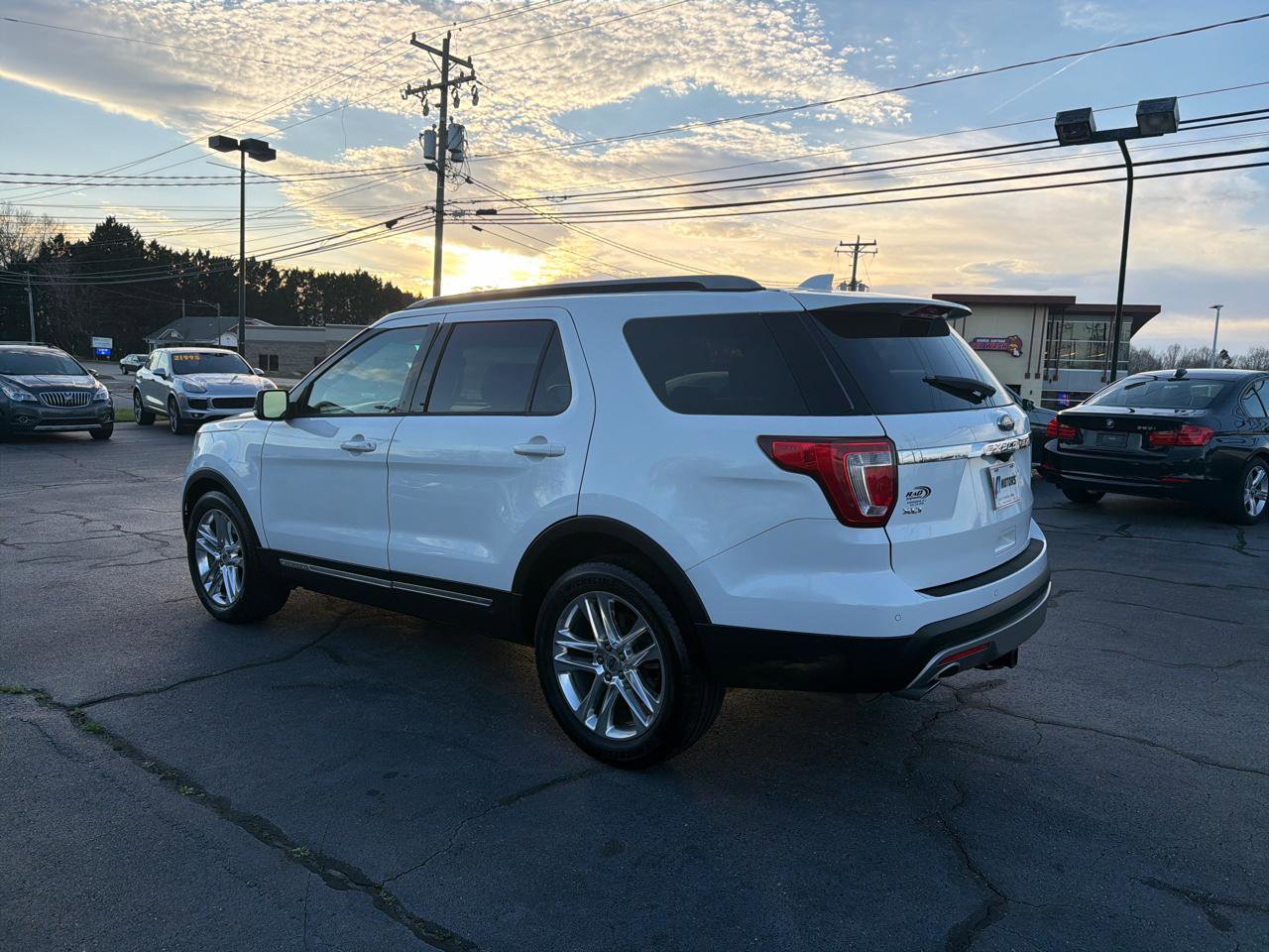 Used 2017 Ford Explorer XLT w/ Equipment Group 202A AWD/4WD image 3