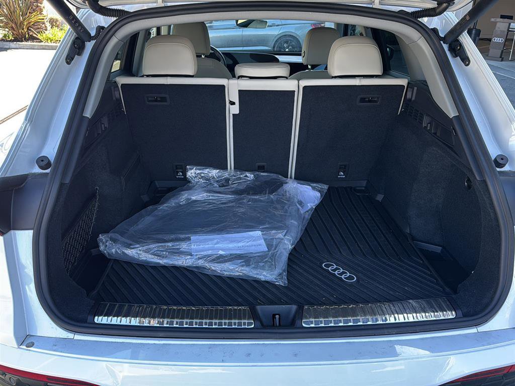 Used 2025 Audi Q5 Premium w/ Convenience Package image 16