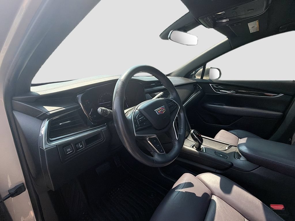 Used 2017 Cadillac XT5 Luxury w/ Driver Awareness Package FWD image 9