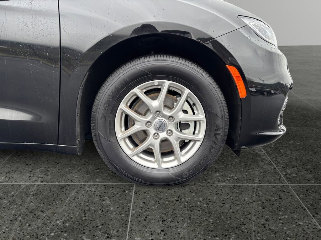 Used 2025 Chrysler Pacifica Select image 9