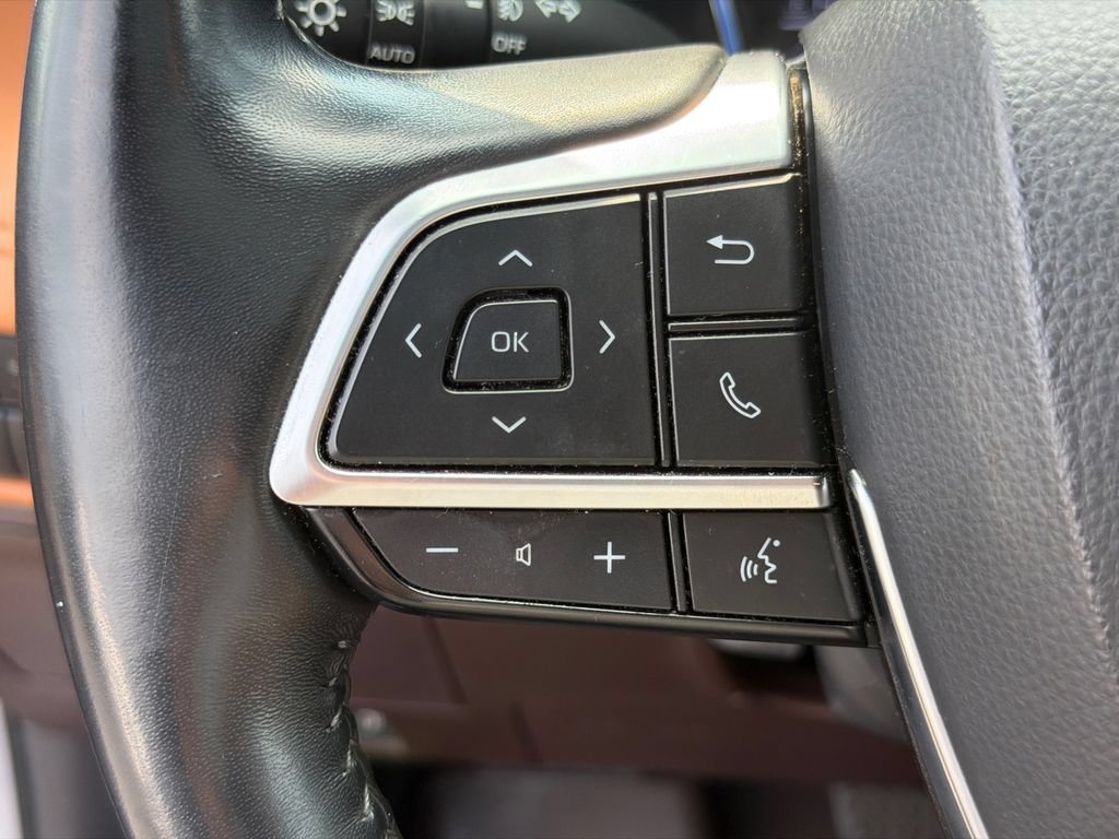 Used 2020 Toyota Highlander Platinum FWD image 25
