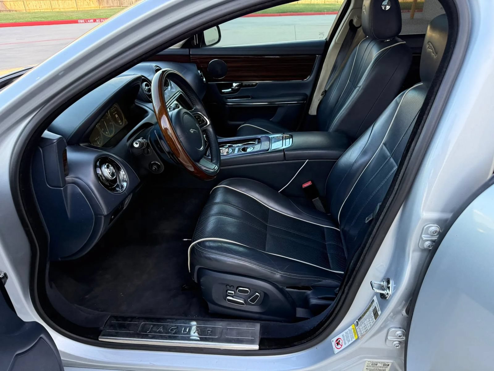 Used 2011 Jaguar XJ L RWD image 11