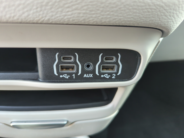 Used 2024 Chrysler Pacifica Limited FWD image 39