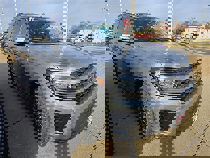 Used 2022 Ford Expedition XLT image 3