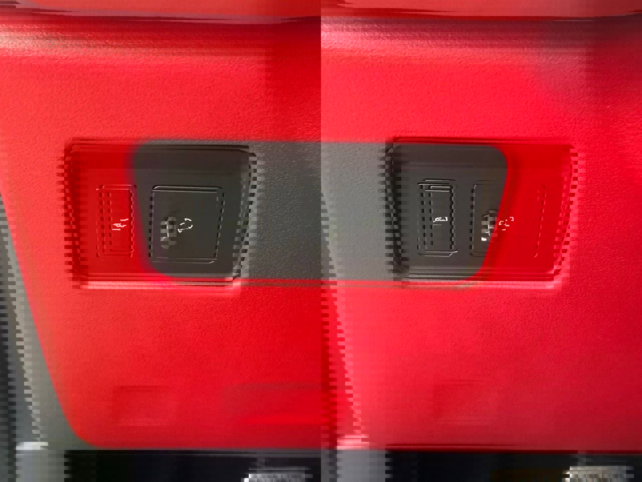 Used 2021 Jaguar F-PACE SVR image 29