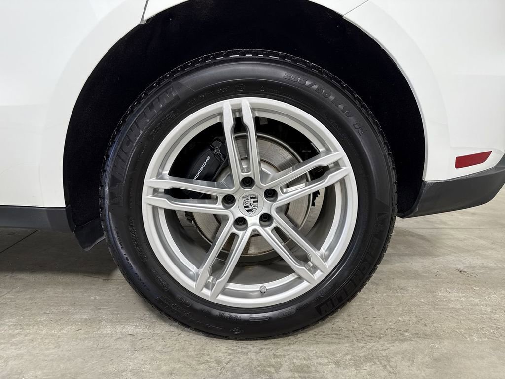 Certified 2025 Porsche Macan image 14