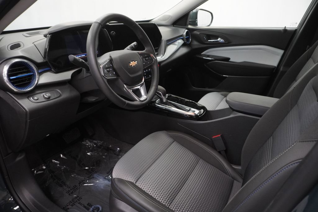 Used 2025 Chevrolet Trax LT w/ LT Convenience Package FWD image 18
