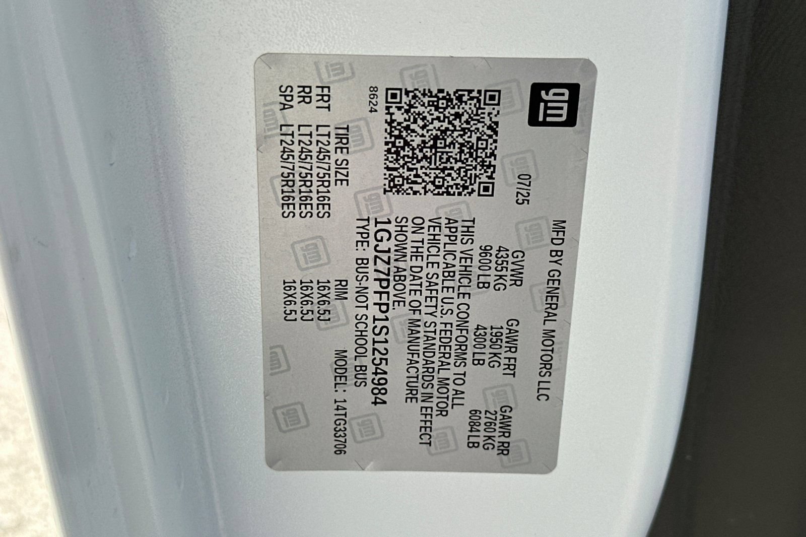 Certified 2025 GMC Savana 3500 LT w/ LT Preferred Equipment Group RWD image 37
