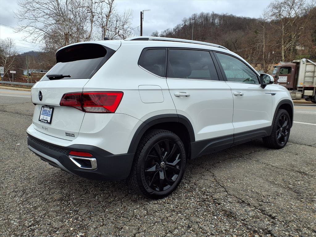 Used 2024 Volkswagen Taos SE w/ Black Wheel Package image 3