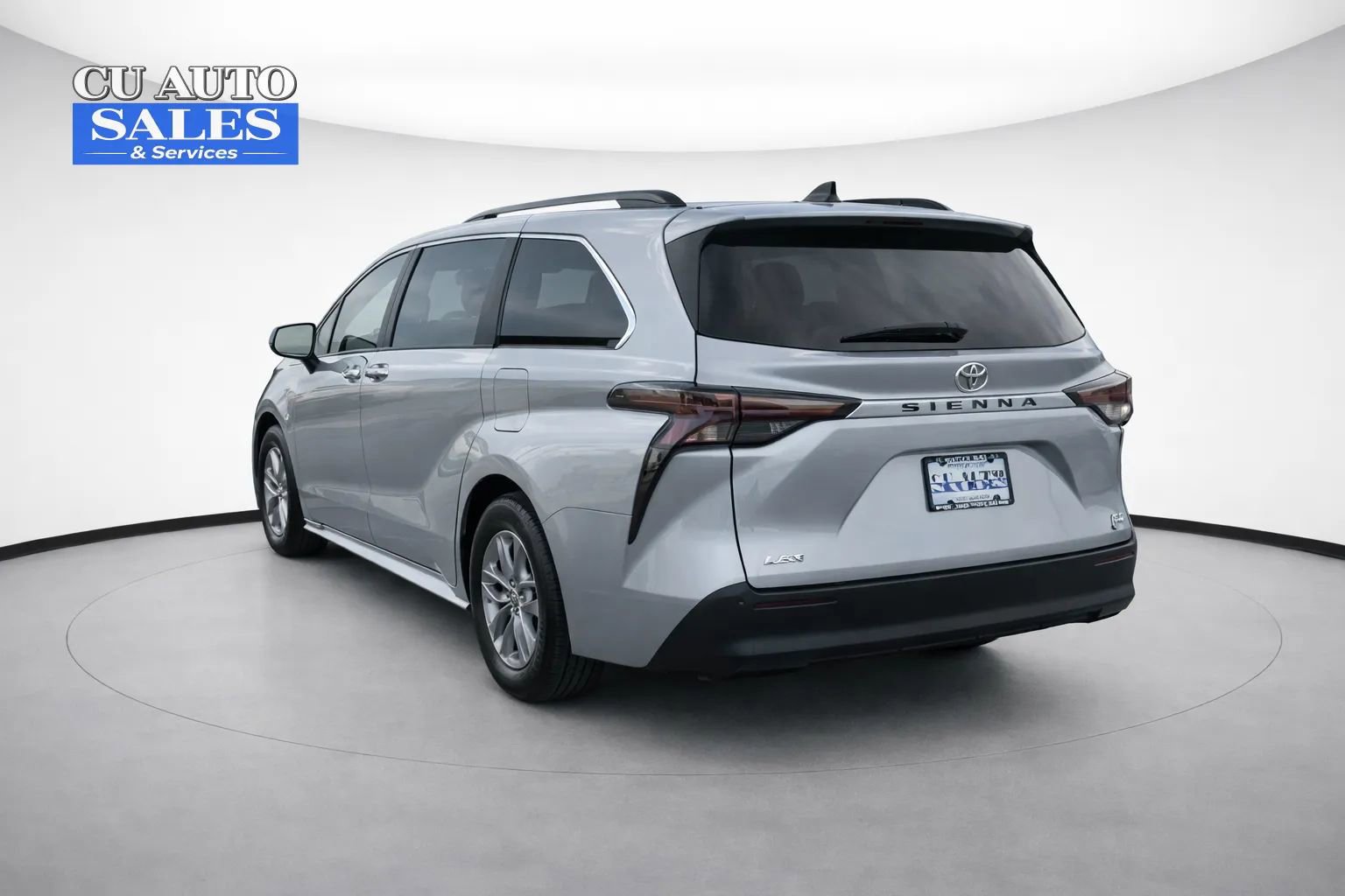Used 2024 Toyota Sienna XLE image 5