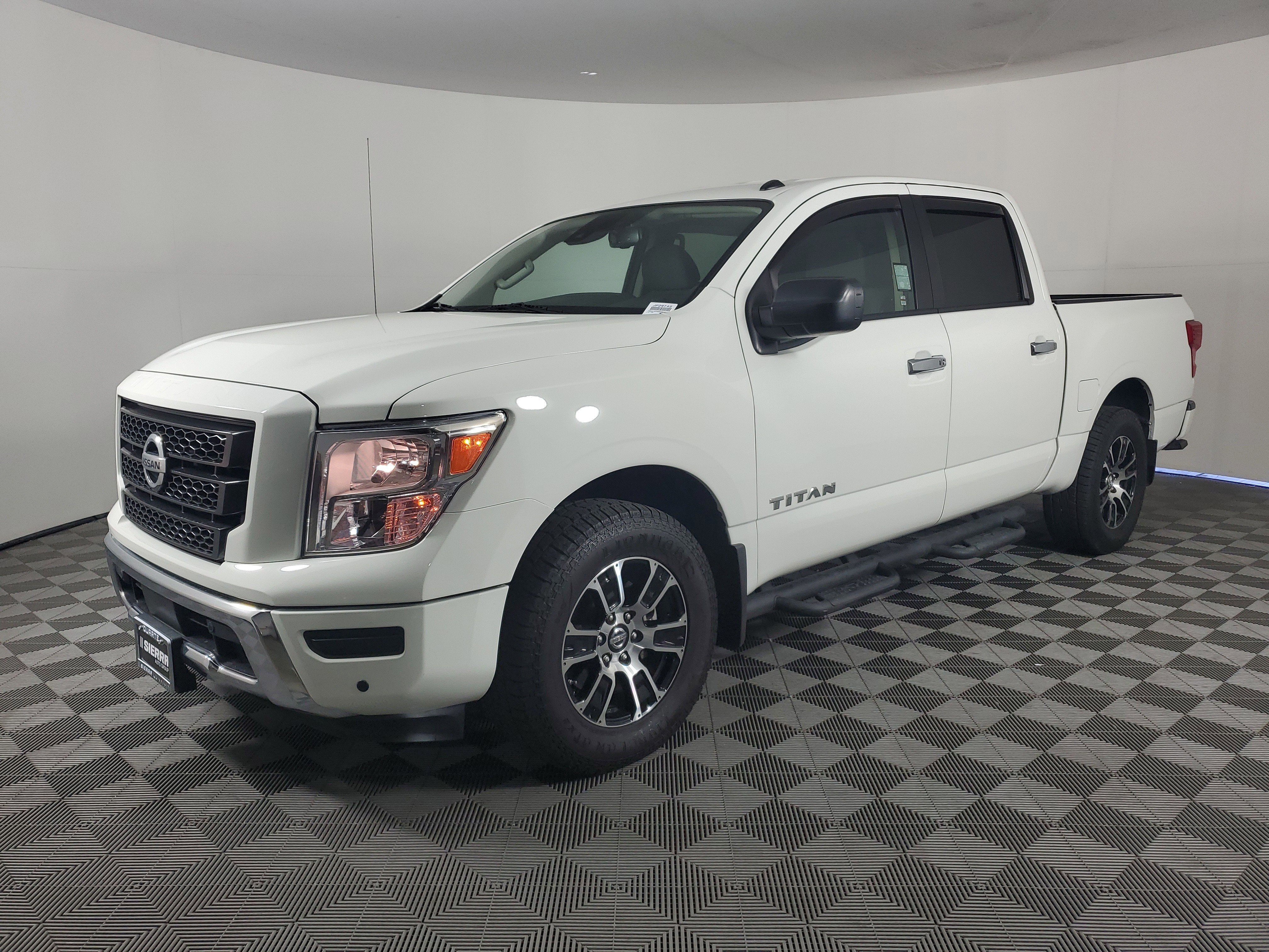 Used 2021 Nissan Titan SV w/ SV Convenience Package image 8