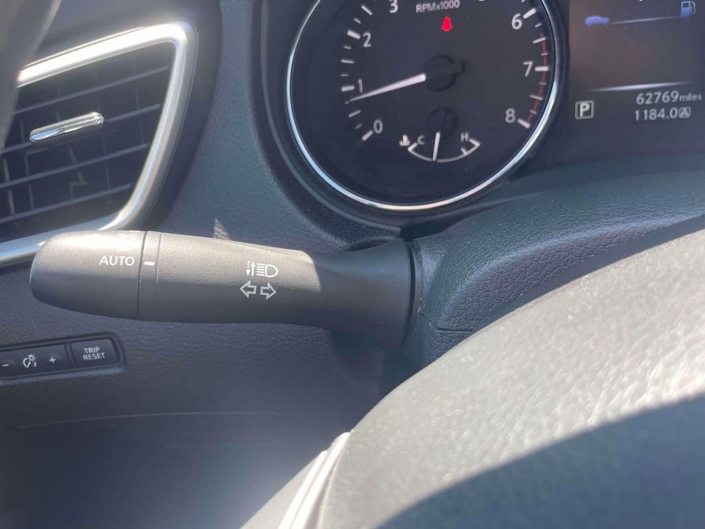 Used 2015 Nissan Rogue SV w/ SV Moonroof Package image 25