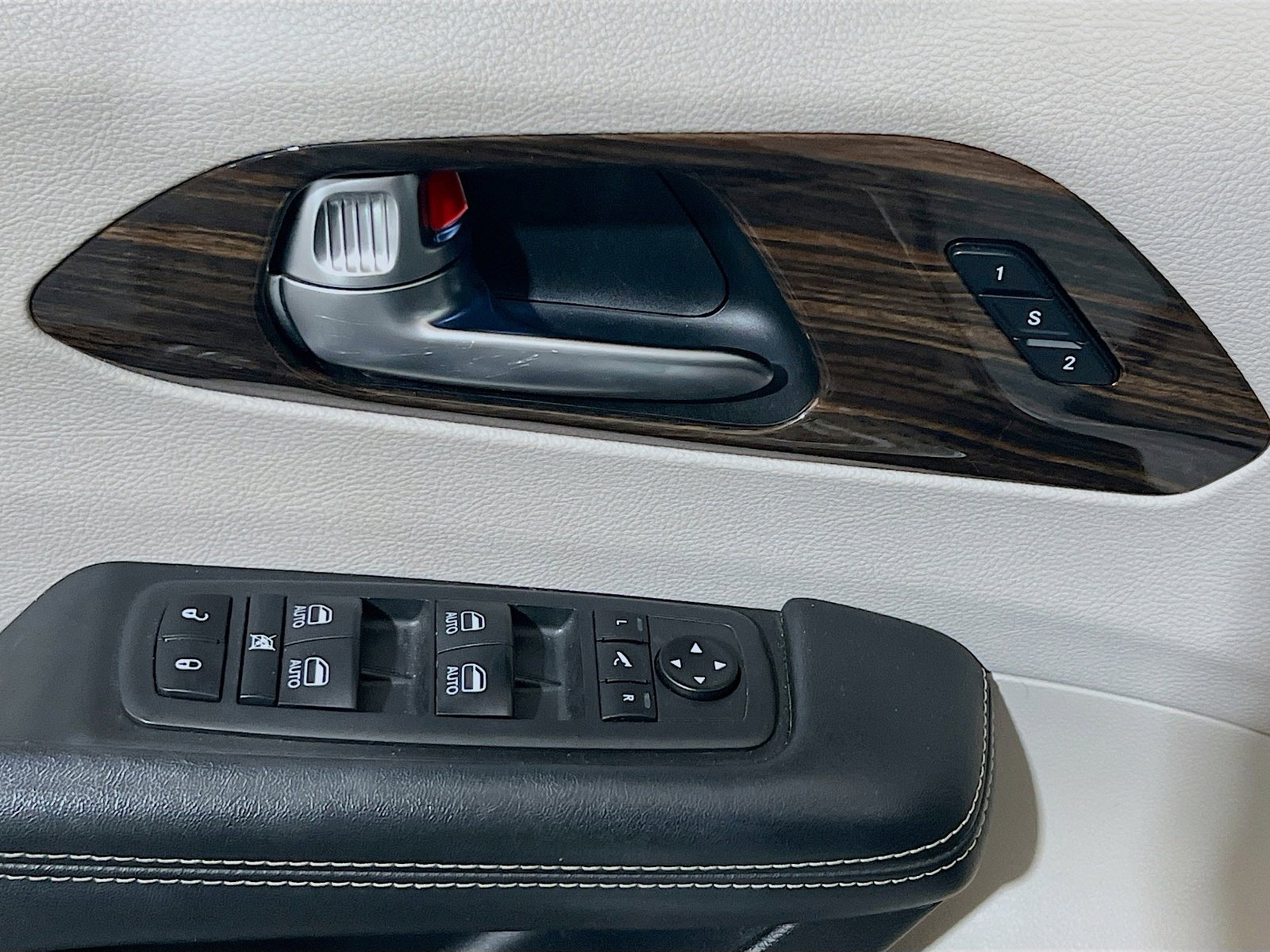 Used 2021 Chrysler Pacifica Limited AWD/4WD image 14