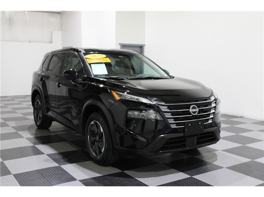Used 2025 Nissan Rogue SV image 3