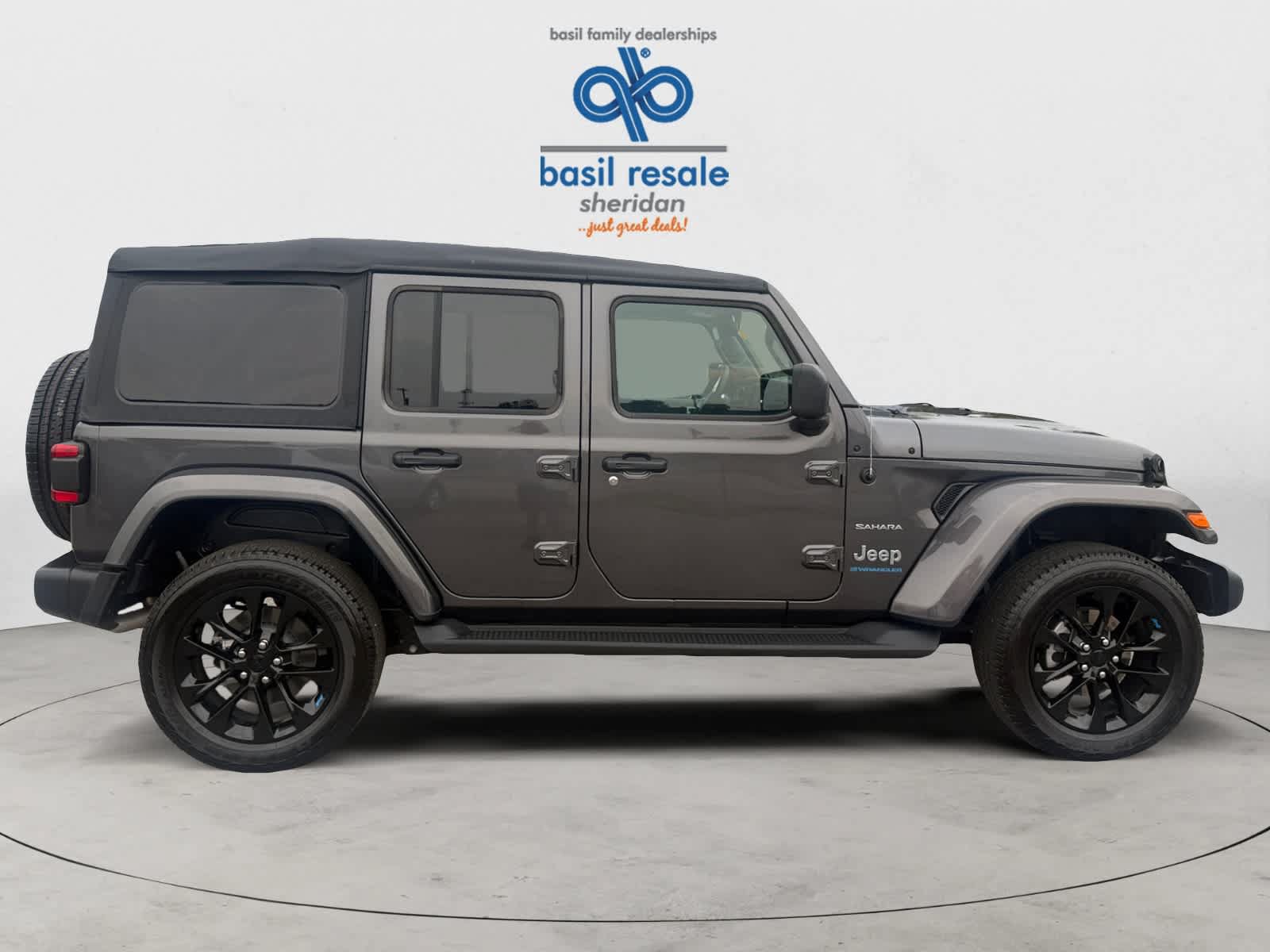 Used 2023 Jeep Wrangler Unlimited Sahara w/ Cold Weather Group AWD/4WD image 7