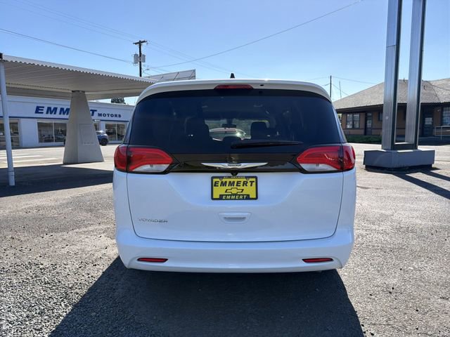 Used 2022 Chrysler Voyager LX FWD image 4