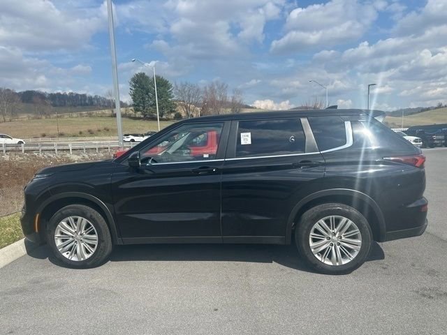 Used 2024 Mitsubishi Outlander ES image 27