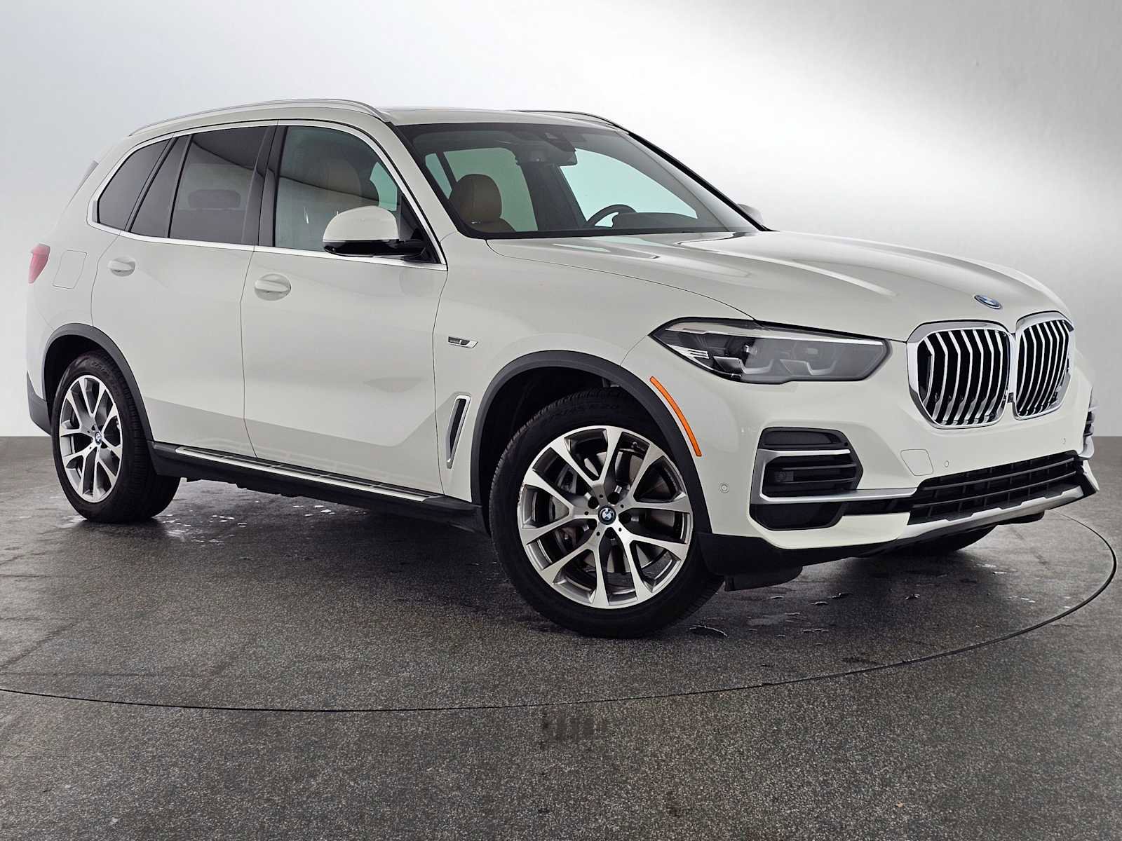 Used 2023 BMW X5 xDrive45e image 2