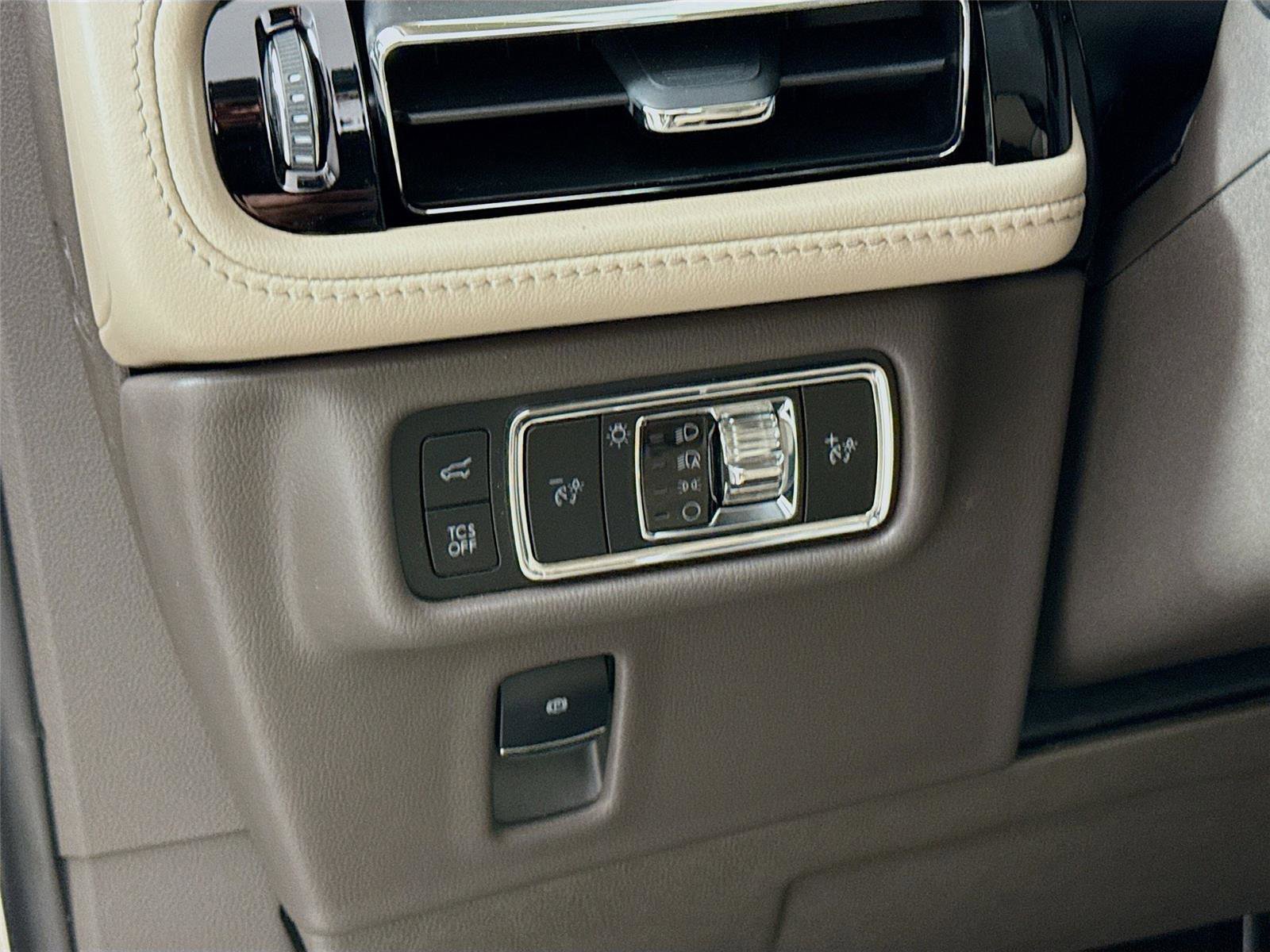 Used 2023 Lincoln Nautilus Reserve image 10