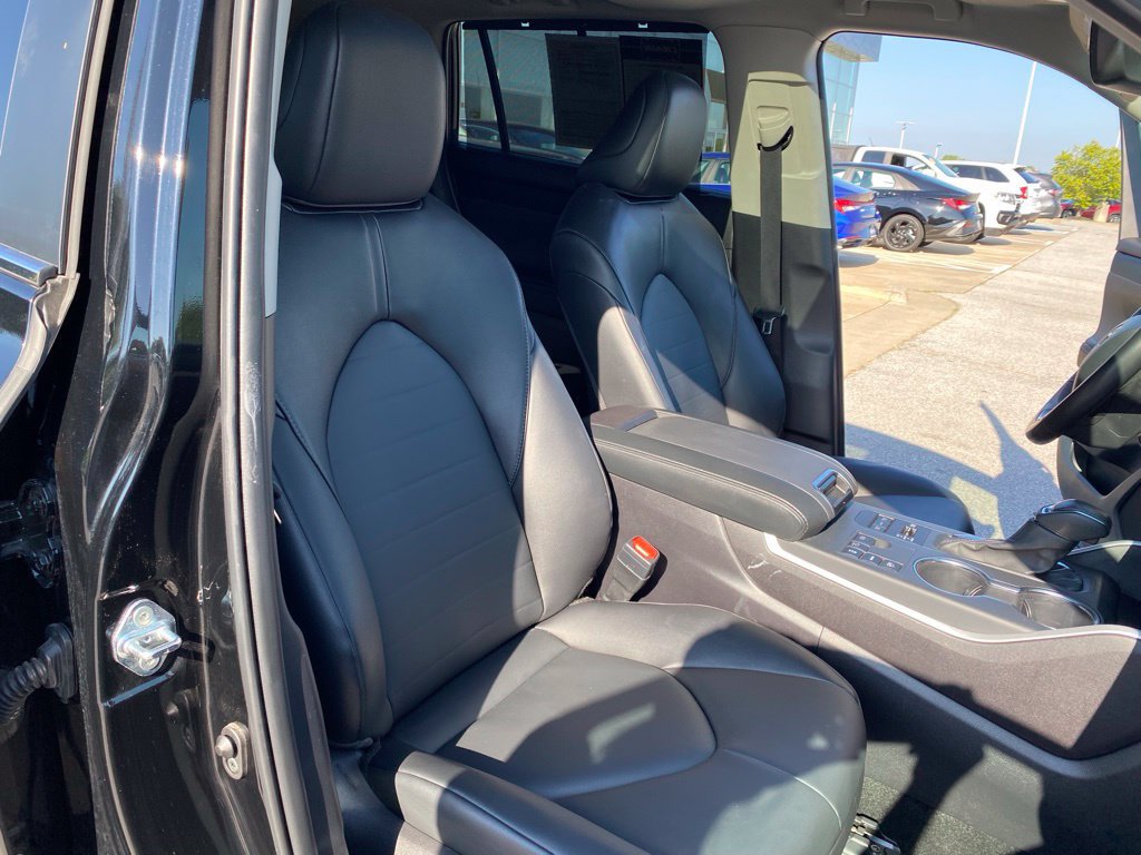 Used 2025 Toyota Highlander XLE AWD/4WD image 32