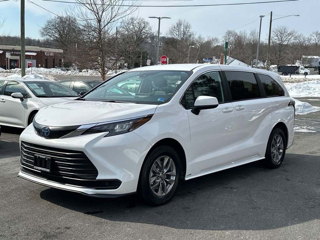 Used 2025 Toyota Sienna LE image 2